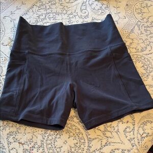 Athleta salutation 5in slash pocket shorts